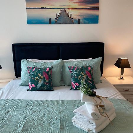 Berks Luxury Serviced Apartments,5 Bedrooms, 5 Double Beds, 2 Bathrooms, Free Super Fast Wifi & Parking Earley Exterior photo
