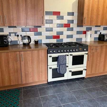 Berks Luxury Serviced Apartments,5 Bedrooms, 5 Double Beds, 2 Bathrooms, Free Super Fast Wifi & Parking Earley Exterior photo