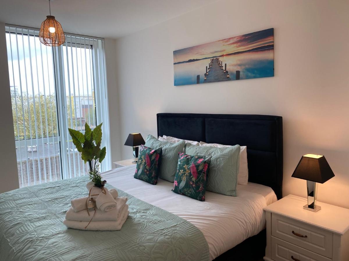 Berks Luxury Serviced Apartments,5 Bedrooms, 5 Double Beds, 2 Bathrooms, Free Super Fast Wifi & Parking Earley Exterior photo