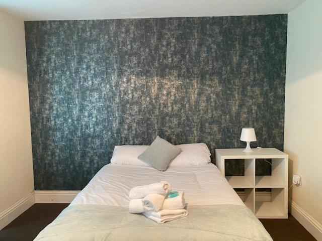 Berks Luxury Serviced Apartments,5 Bedrooms, 5 Double Beds, 2 Bathrooms, Free Super Fast Wifi & Parking Earley Exterior photo