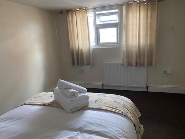 Berks Luxury Serviced Apartments,5 Bedrooms, 5 Double Beds, 2 Bathrooms, Free Super Fast Wifi & Parking Earley Exterior photo