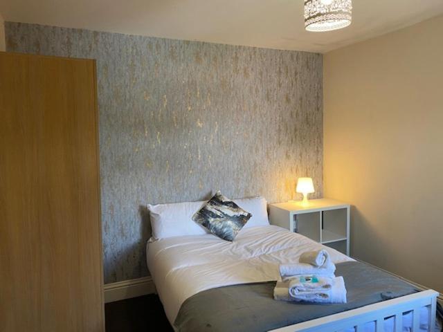 Berks Luxury Serviced Apartments,5 Bedrooms, 5 Double Beds, 2 Bathrooms, Free Super Fast Wifi & Parking Earley Exterior photo