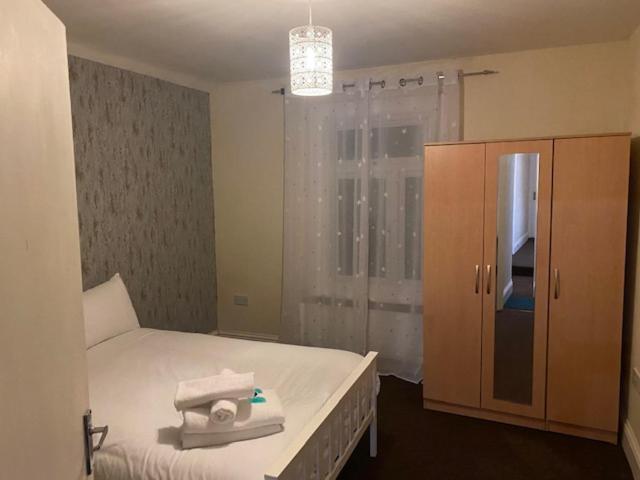 Berks Luxury Serviced Apartments,5 Bedrooms, 5 Double Beds, 2 Bathrooms, Free Super Fast Wifi & Parking Earley Exterior photo