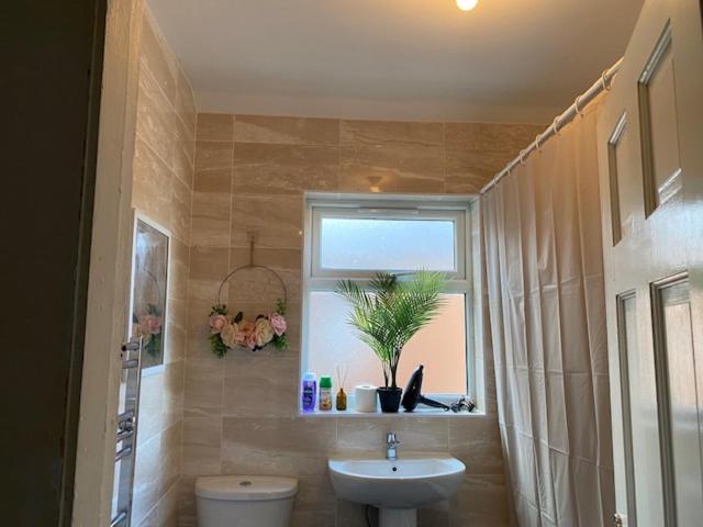 Berks Luxury Serviced Apartments,5 Bedrooms, 5 Double Beds, 2 Bathrooms, Free Super Fast Wifi & Parking Earley Exterior photo