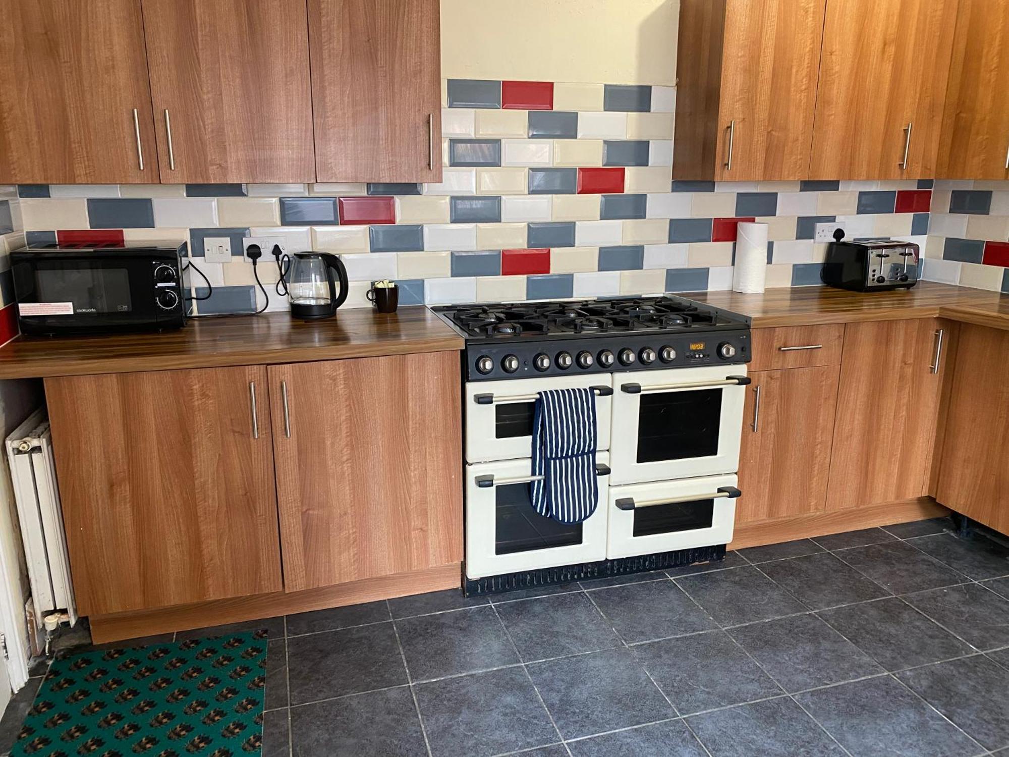 Berks Luxury Serviced Apartments,5 Bedrooms, 5 Double Beds, 2 Bathrooms, Free Super Fast Wifi & Parking Earley Exterior photo