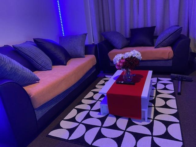 Berks Luxury Serviced Apartments,5 Bedrooms, 5 Double Beds, 2 Bathrooms, Free Super Fast Wifi & Parking Earley Exterior photo